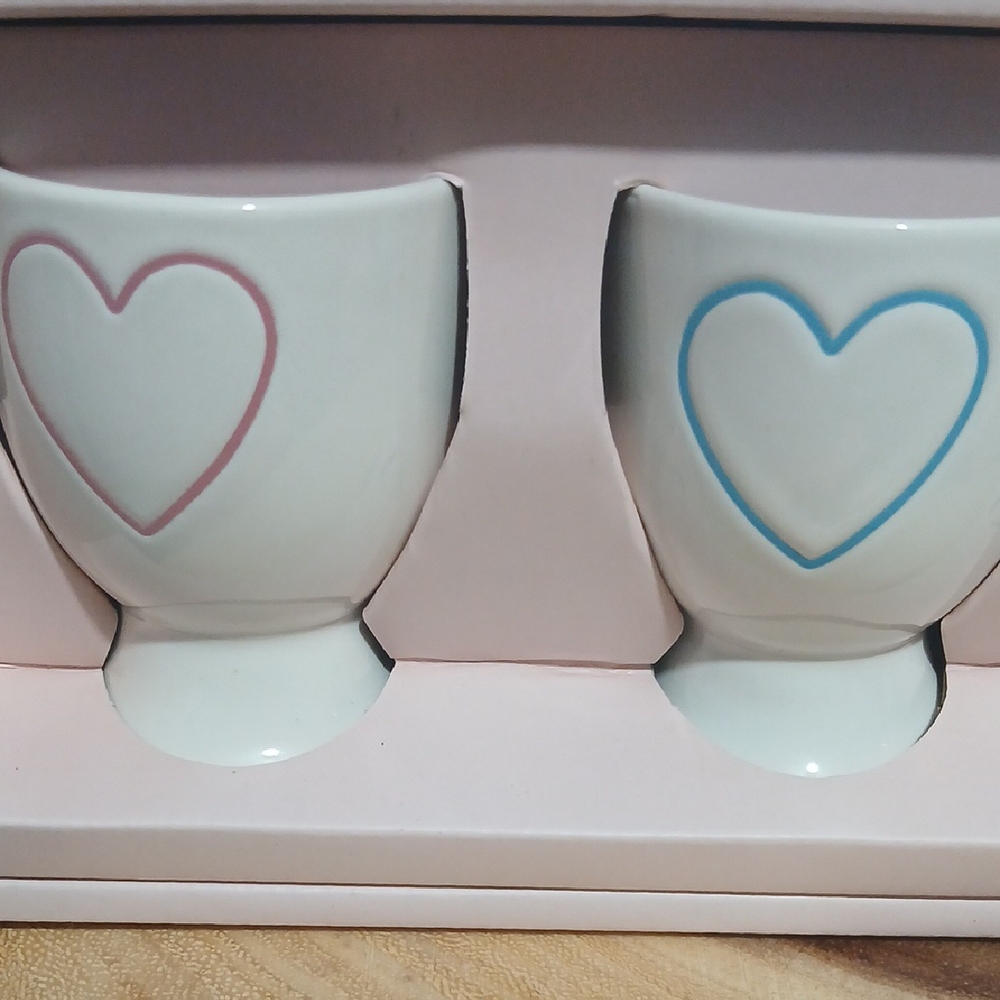 Rae Dunn Set of 4 Multi-Colored Heart Egg Cups NIB - Picture 3 of 5